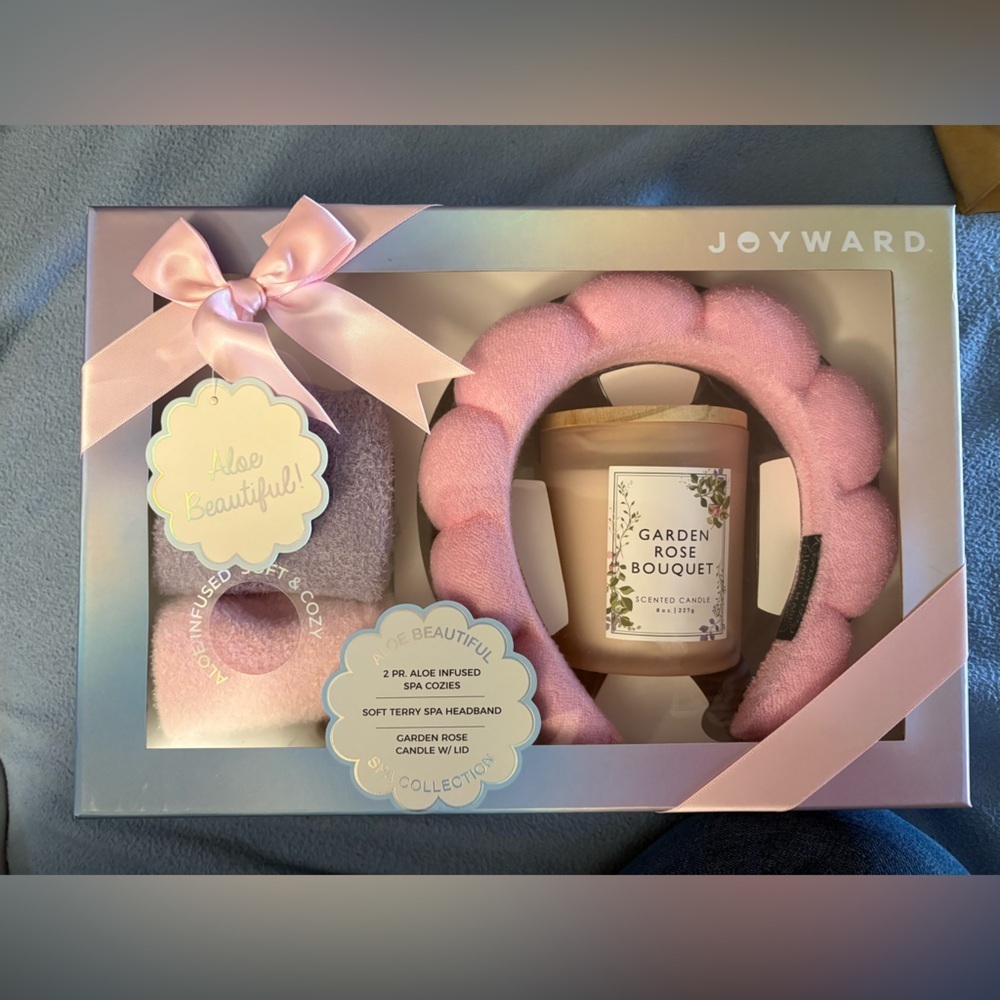 NIB- Pink Garden Rose Bouquet Spa Gift Set
Perfect Gift -Spa day at home